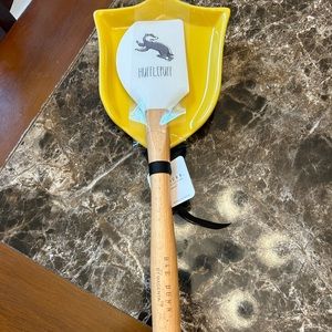 NWT rae dunn Harry Potter hufflepuff spatula and spoon rest!